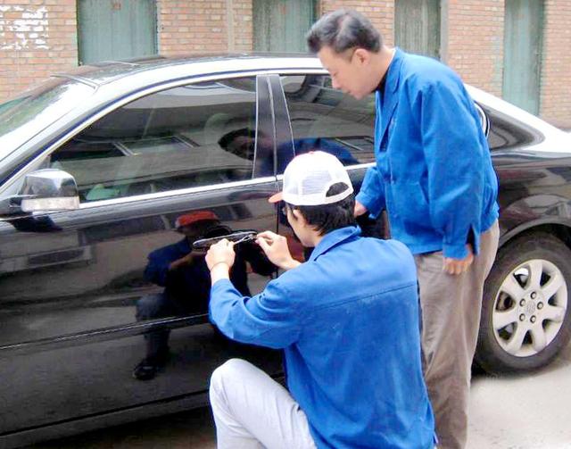 宝山汽车钥匙丢在车里面怎么办?